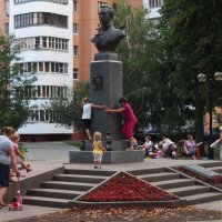 В сквере у памятника Боратынскому в Тамбове :: Виктор 
