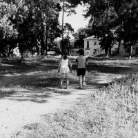 дети на прогулке :: Юлия Закопайло
