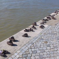 Обувь на набережной Дуная :: Ольга Богачёва