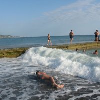 Одновременный приём солнечных и морских ванн. :: Андрей Горячев