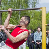 Соревнования по Воркауту, подтягивание на одной руке - Валера, 58 лет! :: Богдан Петренко