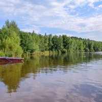 Лодка на реке :: Наталья Чуфистова