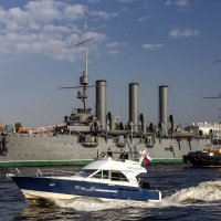 Проводы крейсера "Аврора" на ремонт в доки Кронштадта :: Александр Дроздов