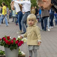 Девочка и цветы :: Sergey Kuznetcov