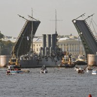 Гордый кресер"АВРОРА"проход через Дворцовый мост. :: Владимир Питерский
