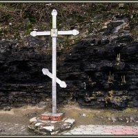 Стена памяти и поминальный крест у источника Св. Иоанна Крестителя :: Вера 