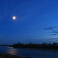 Вечер,река,луна. :: Владимир Михайлович Дадочкин