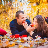 Красные яблоки и осень :: Мила Адамова