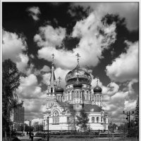 Облака над храмом :: Сергей Бережко