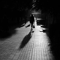 А как же тень на тротуаре? :: Юрий Морозов