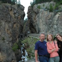 Семейный портрет на фоне скал Канады. :: Владимир Смольников