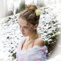 Девушка с белой розой в волосах. :: Александр Лейкум