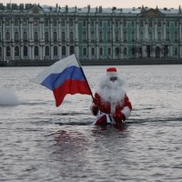 Раздвигая невские воды пришёл Дед Мороз!) :: Вера Моисеева