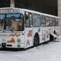 детские книжки в автобусе :: Yulia Sherstyuk