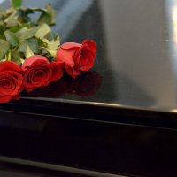 розы на рояле :: Юрий Иванов