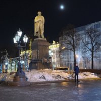 ...ждут...у памятника Пушкину в Москве.. :: Ирина Тазеева