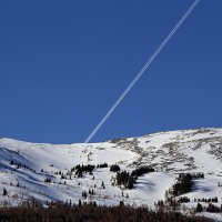 Пилоты тоже решили покататься в Шерегеше и проложили свою лыжню. :: Александр Рейтер