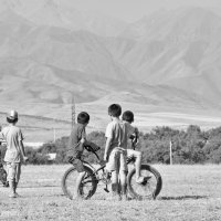 прибытие вертолета в Киргизскую деревню :: Sabretta Rendt