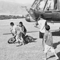прибытие вертолета в Киргизскую деревню :: Sabretta Rendt