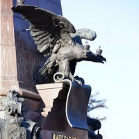 Двуглавый орел на памятнике Александру III :: Анатолий Малевский