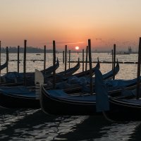 Восход солнца в Венеции :: Олег 