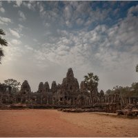 Ангко́р-Ват —гигантский индуистский храмовый комплекс в Камбодже, посвящённый богу Вишну. :: Александр Вивчарик