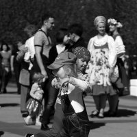 Танцы в парке :: Михаил Лобов (drakonmick)