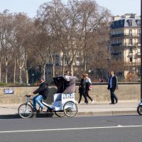 Это транспорт для туристов на улицах Парижа, если быть точной, то рядом с чудом  Эйфеля. :: Елена Мартынова