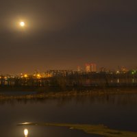 Луна над Красноярском :: Дмитрий Брошко