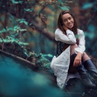 Девушка в синем лесу :: Ольга Юрина