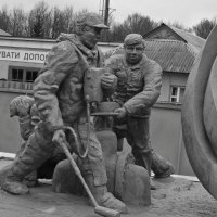 Чернобыль.Памятник пожарным :: Ольга Винницкая (Olenka)