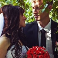 Прогулка жениха и невесты :: Юлия Гетманская