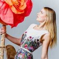 girl looking at flower :: Арина Дмитриева