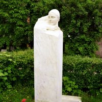 Памятник на могиле Надежды Аллиилуевой-Сталиной :: Владимир Болдырев