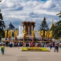 Прогулка по ВДНХ. Знаменитый фонтан :: Андрей Воробьев