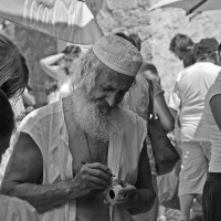 Уличный торговец в Мостаре :: Алексей Окунеев