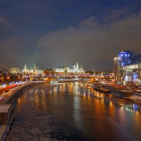Вид с патриаршего моста на кремль :: Юрий 
