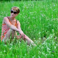 Ира в траве..... :: Наталия Бабкова