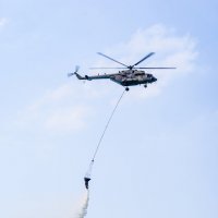 Сброс воды вертолетом :: Александр Буторин