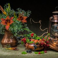 "Медный" натюрморт с лилейником и ягодами :: Ольга Дядченко