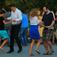 Уличные танцы летним вечером :: Ирина Сивовол