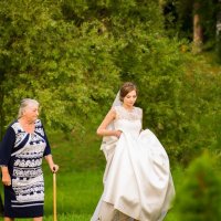 Заботливая и любящая бабушка и ее красавица невеста внучка! :: Вячеслав Линьков