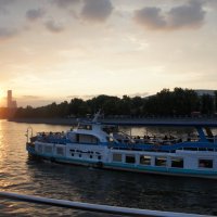 Июль 2015, на Москве-реке,вечер перед ливнями :: Ольга Кузнецова 