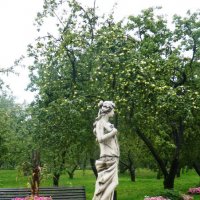 Красавица в яблоневом саду :: Бояринцев Анатолий 