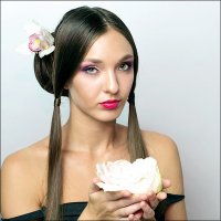 Девушка с цветком :: Инна Пивоварова