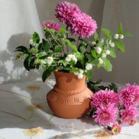 Снежноягодник и хризантемы :: Mariya laimite