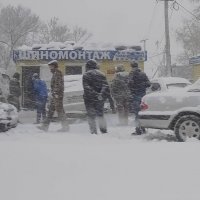 В шиномонтаж  в этот день очередь не пробьешься :: Николай Сапегин