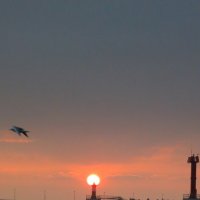 Закат в Морском порту Сочи :: valeriy khlopunov