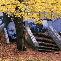 Граффити в осеннем парке :: Андрей Николаевич Незнанов