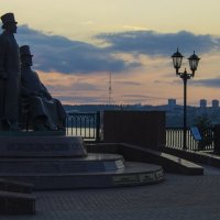 Ижевские кафтанщики на фоне города :: Владимир Максимов